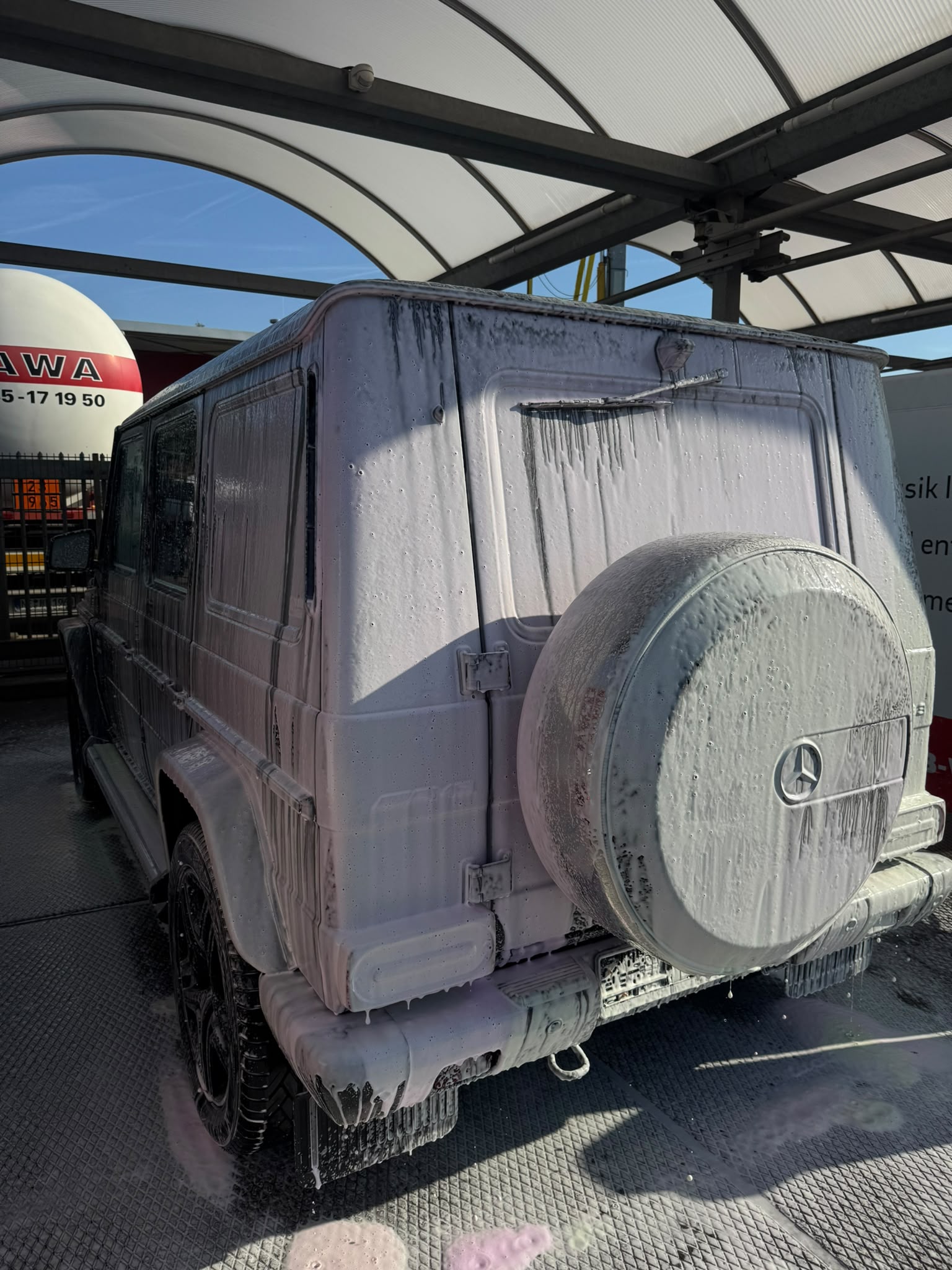 Mercedes G-Klasse in dichtem Reinigungsschaum vor der Wäsche