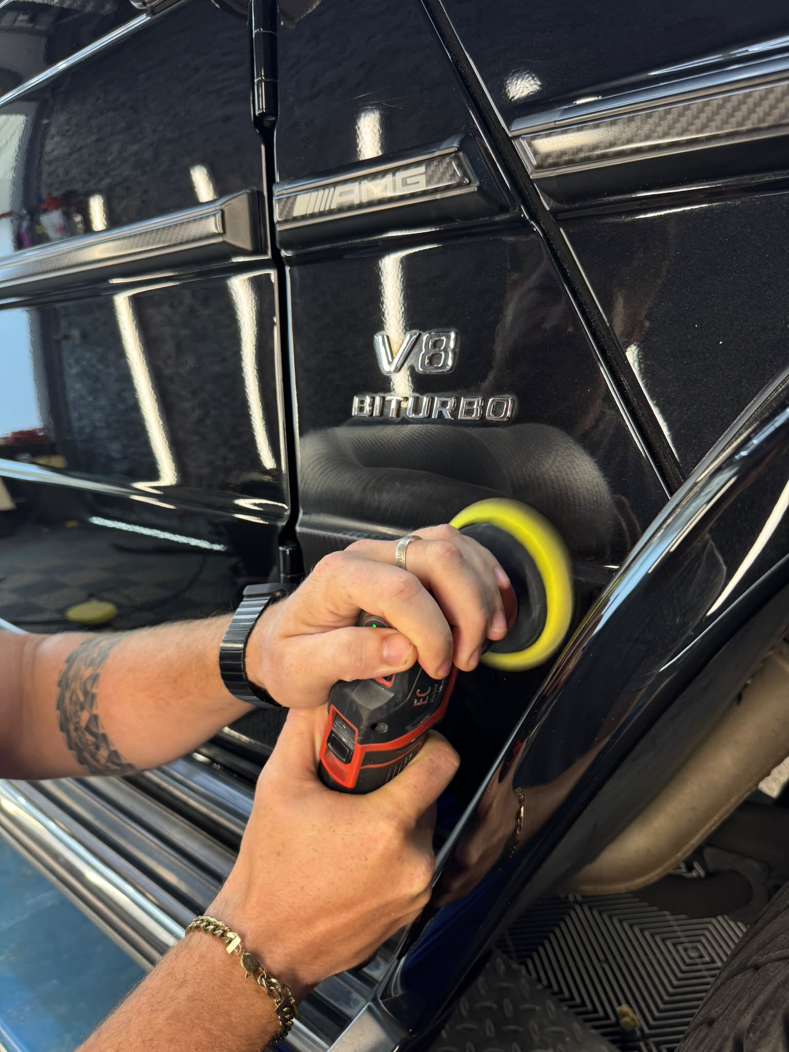 Politur von Hand an einem AMG V8 Biturbo