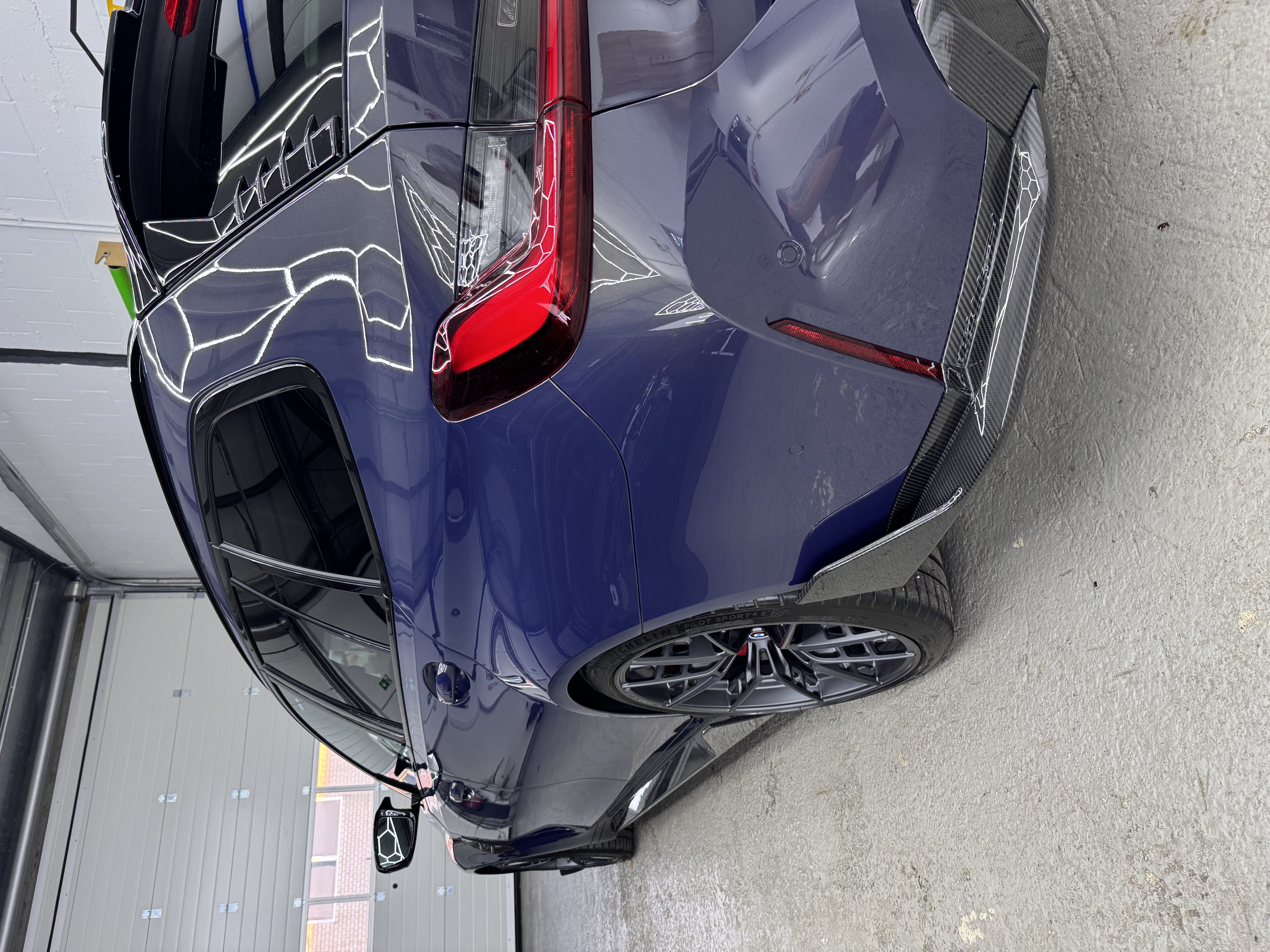 Dunkelblauer BMW M mit Carbon-Diffusor nach der Aufbereitung