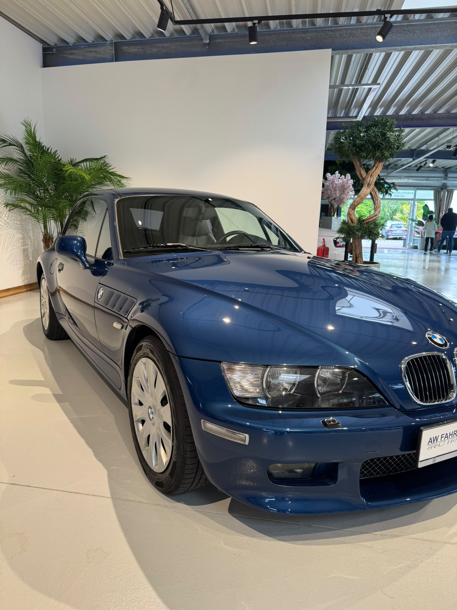 Blauer BMW Z, frisch aufbereitet und versiegelt