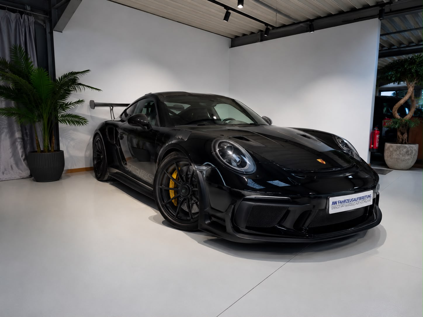 Frisch aufbereiteter schwarzer Porsche 911 GT3 RS im Showroom von AW Fahrzeugaufbereitung