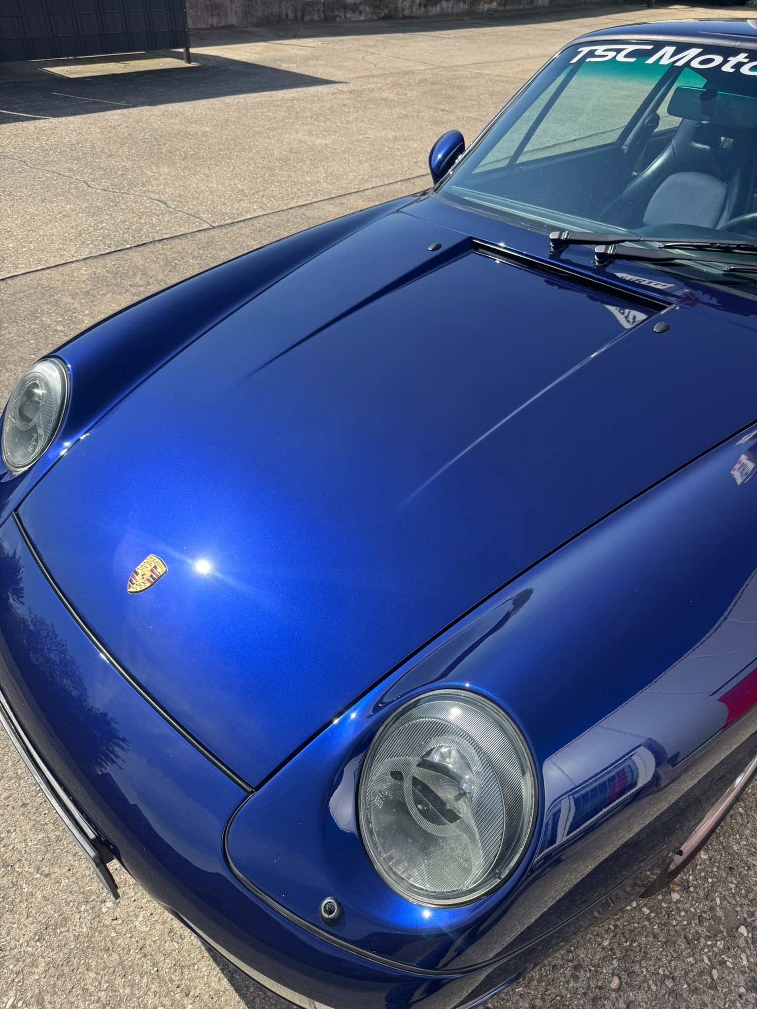 Klassischer blauer Porsche 911 (993) Frontpartie nach der Politur