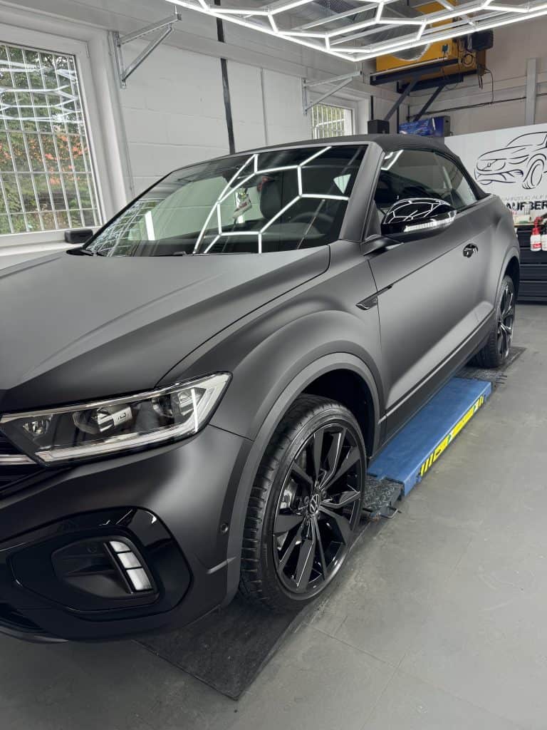 VW T-Roc wird für Leasingrückgabe vorbereitet Erleben Sie hochwertige Fahrzeugaufbereitung in Jüchen.