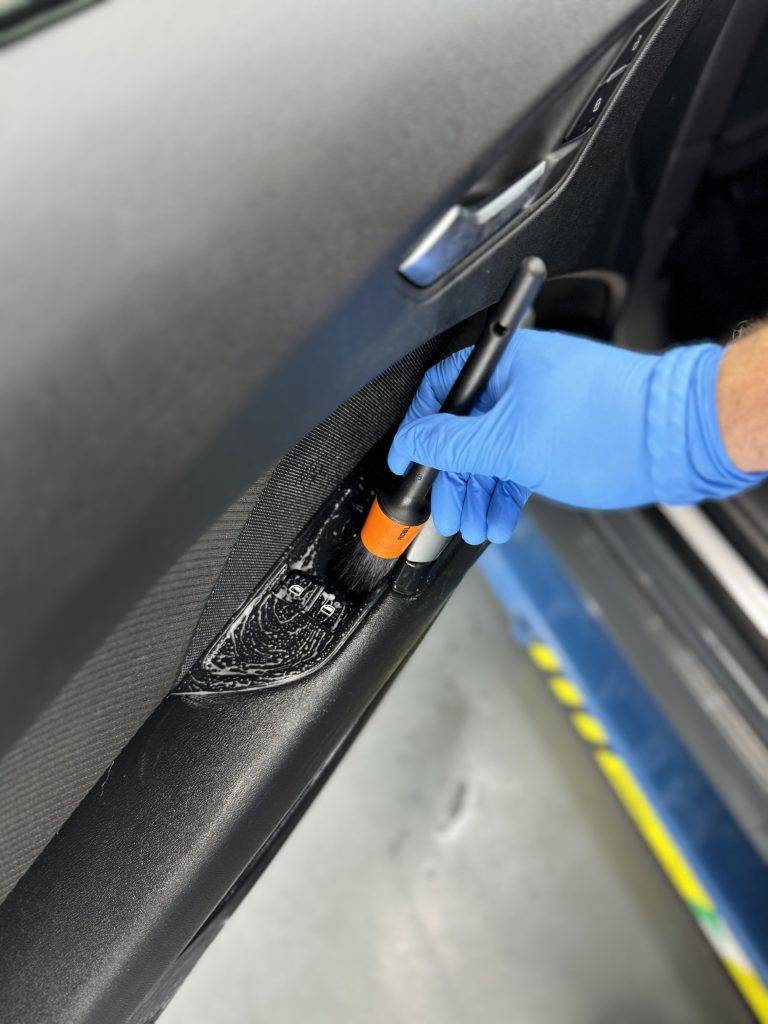 Mit Pinsel Türverkleidung Reinigen