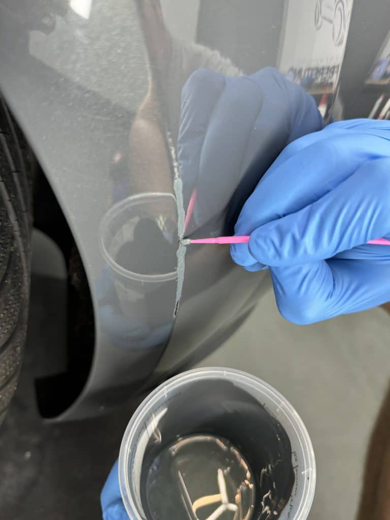 Kratzer mit Farbe ausbessern